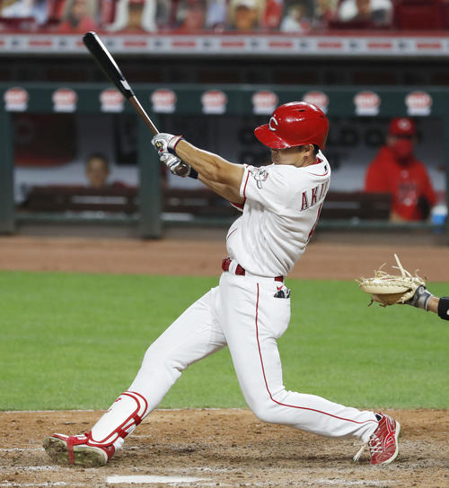 パイレーツ戦の7回、中前打を放つレッズ秋山（共同）