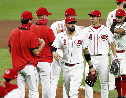 パイレーツに勝利し、チームメートとタッチを交わすレッズ秋山（4）（共同）