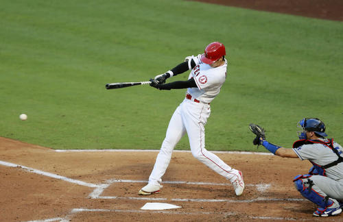 ドジャース戦の2回、二ゴロ併殺に倒れたエンゼルス大谷（共同）