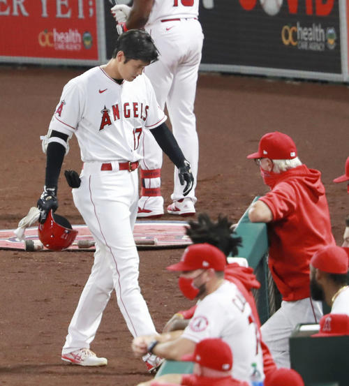 ドジャース戦の5回、二ゴロに倒れベンチへ戻るエンゼルス大谷。右奥はマドン監督（共同）
