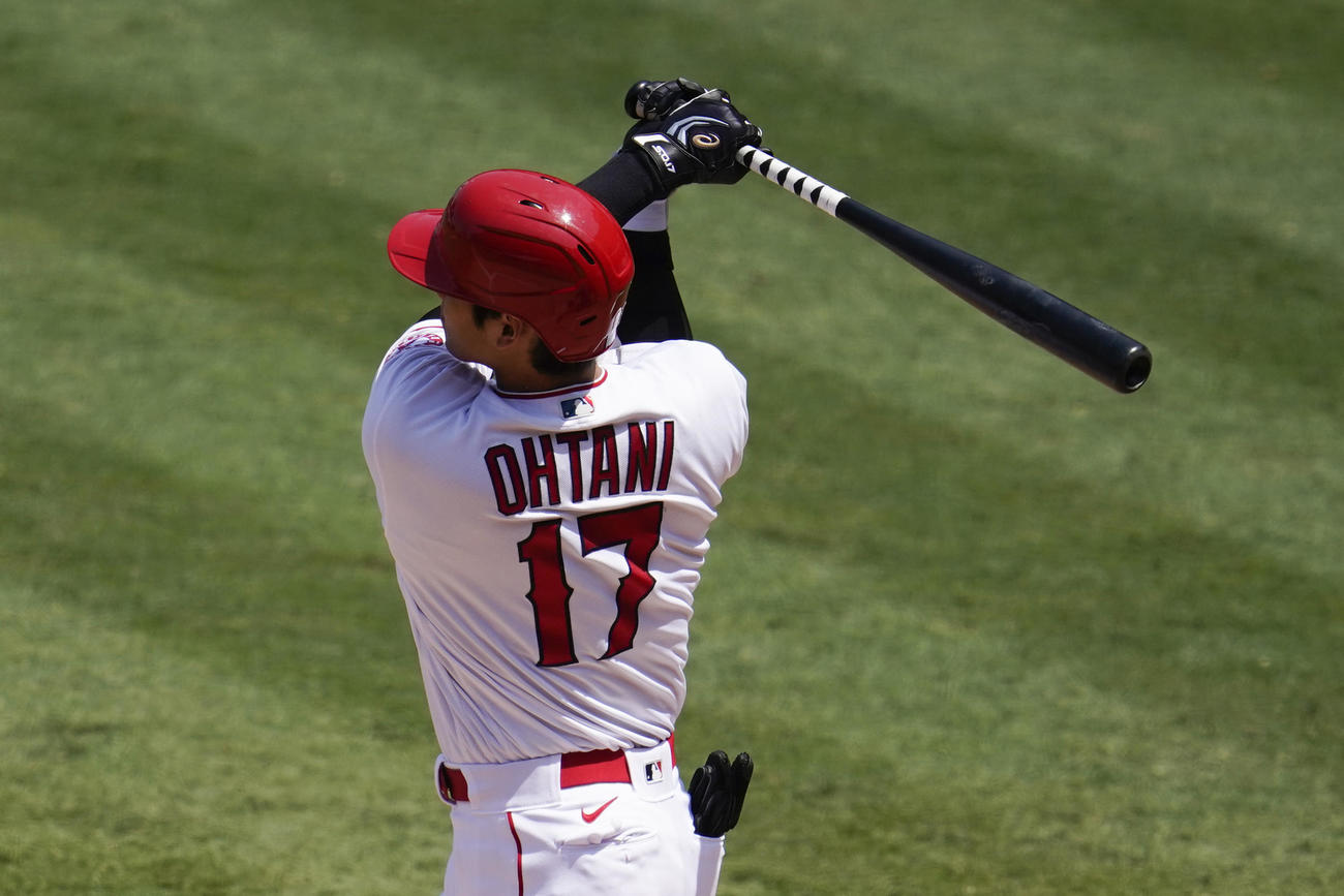 2回、右前安打を放つ大谷（AP）