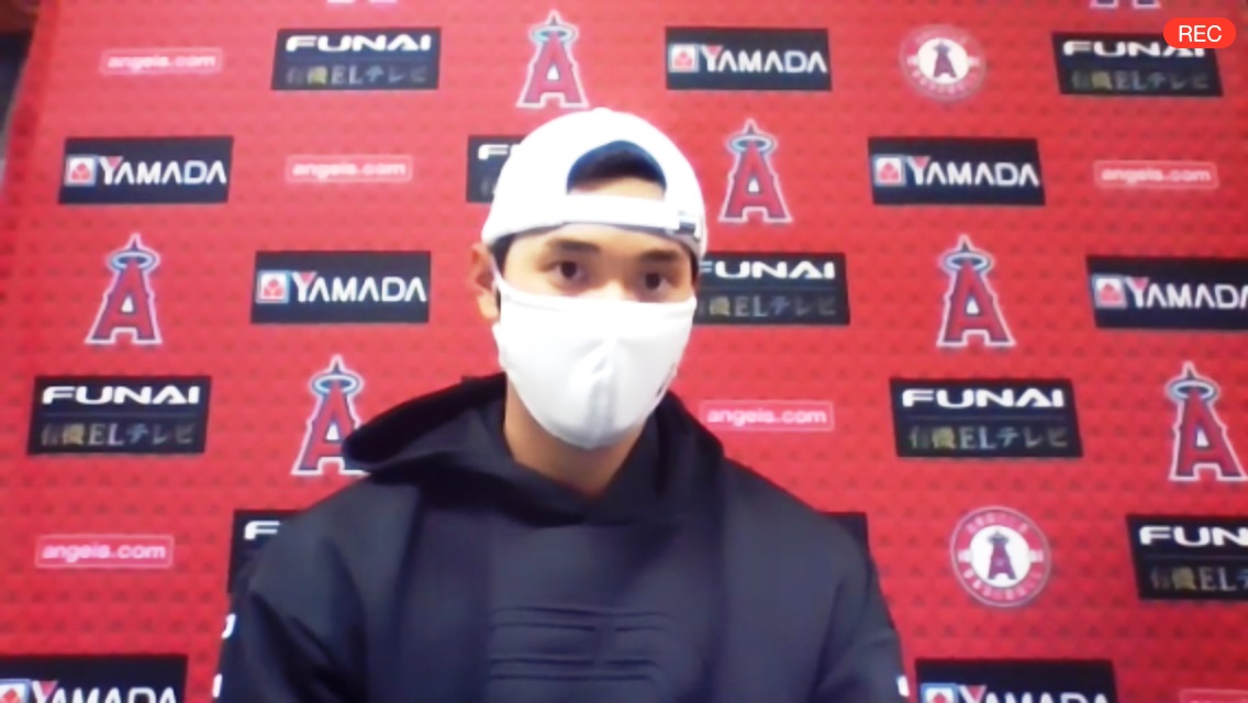 アスレチックス戦の試合後、マスク姿でオンライン取材を受けるエンゼルス大谷