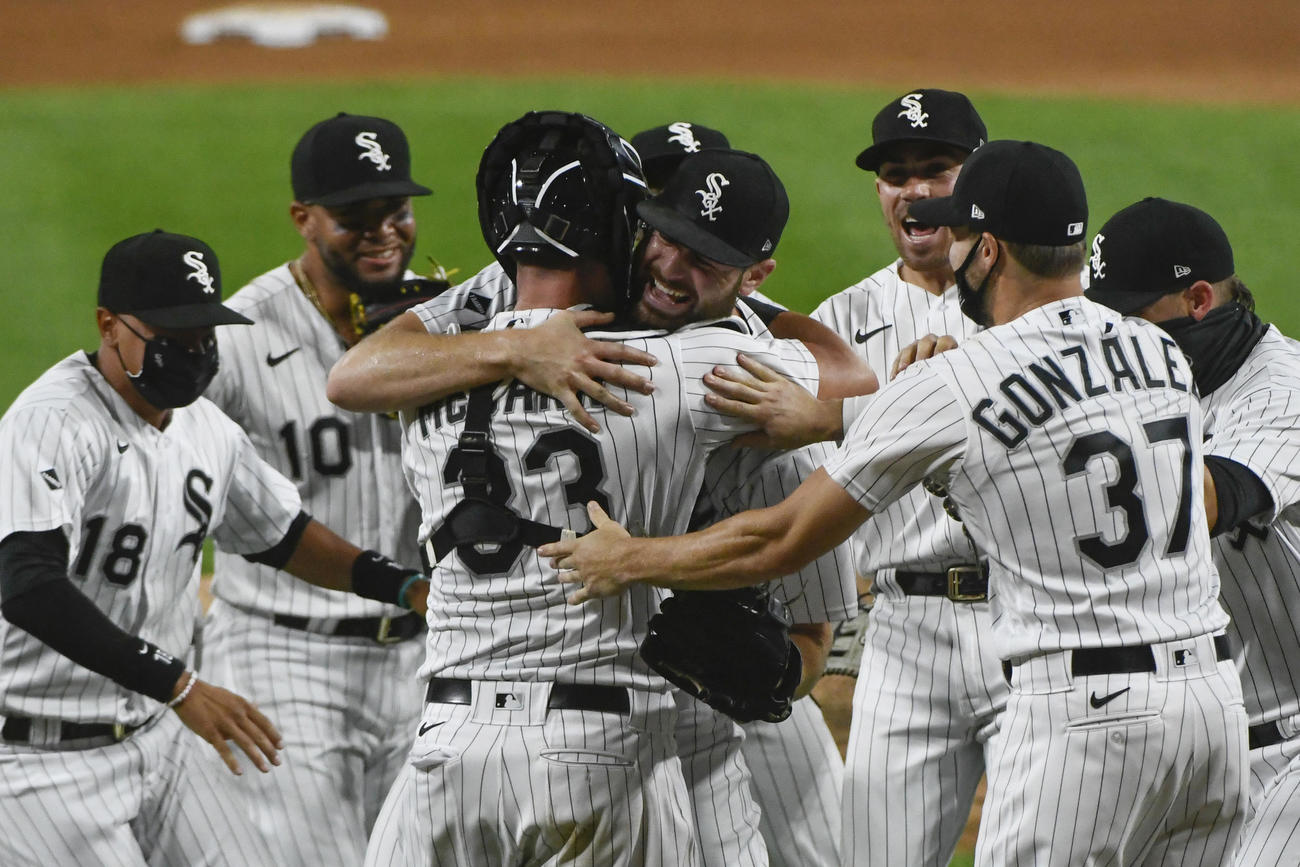 ノーヒットノーランを達成し、喜ぶホワイトソックス・ジオリト（中央＝AP）