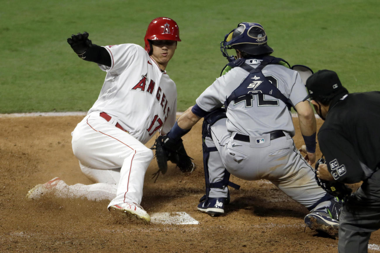 6回2死一、三塁、トラウトの適時二塁打で一塁から生還するエンゼルス大谷（AP）