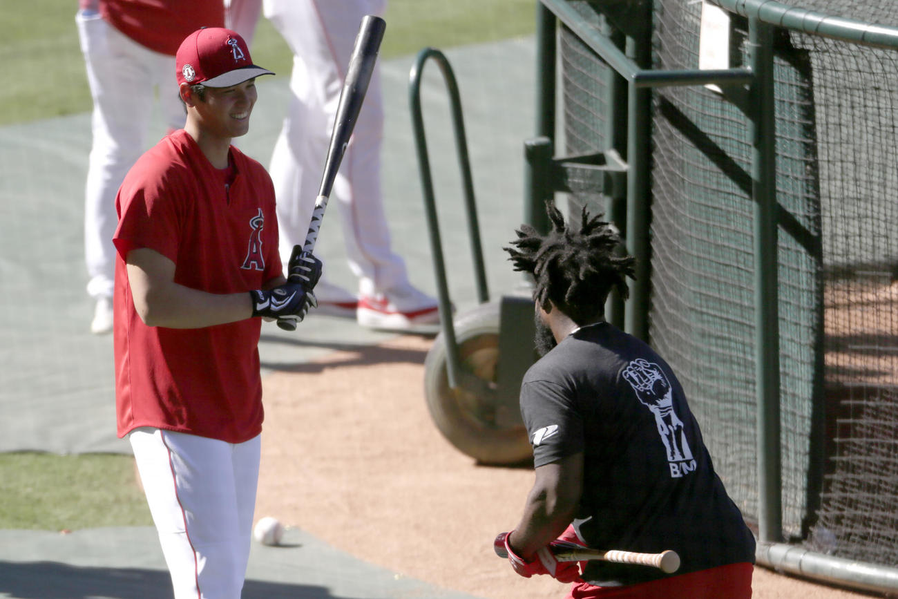 試合前にグッドウィン（右）と談笑するエンゼルス大谷（AP）