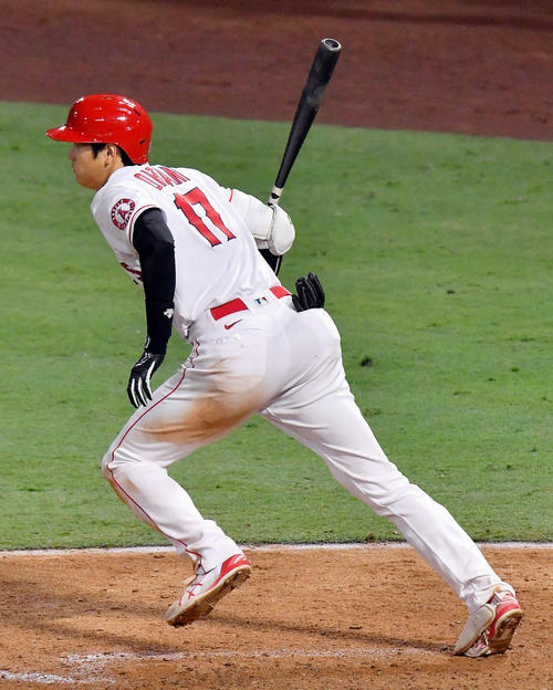 7回、好機に二ゴロに倒れたエンゼルス大谷（共同）