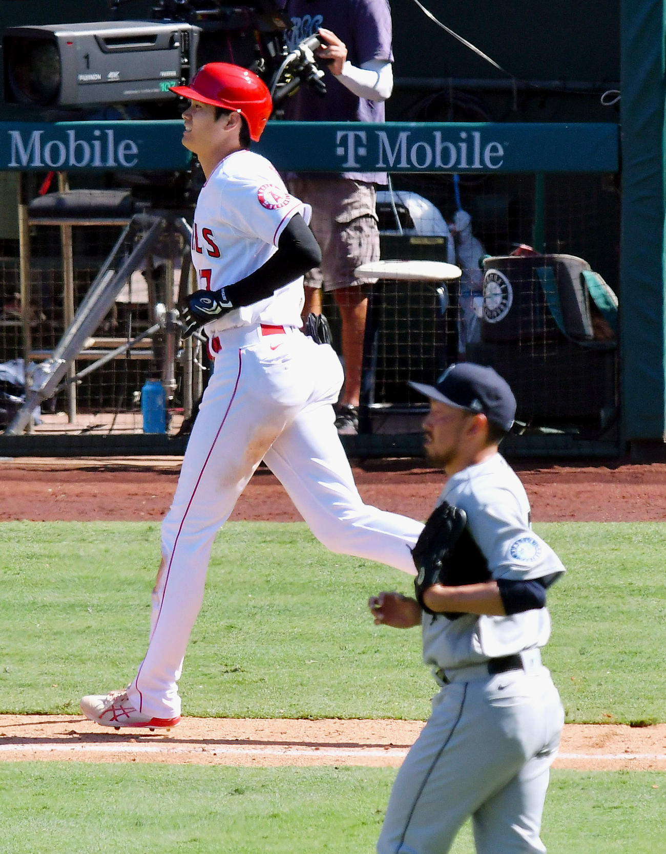 マリナーズ戦の8回、右飛に倒れたエンゼルス大谷。手前は平野（共同）