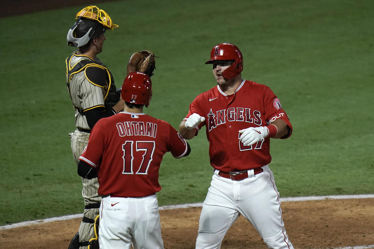 先制2ランを放ったトラウトを迎える大谷（AP）