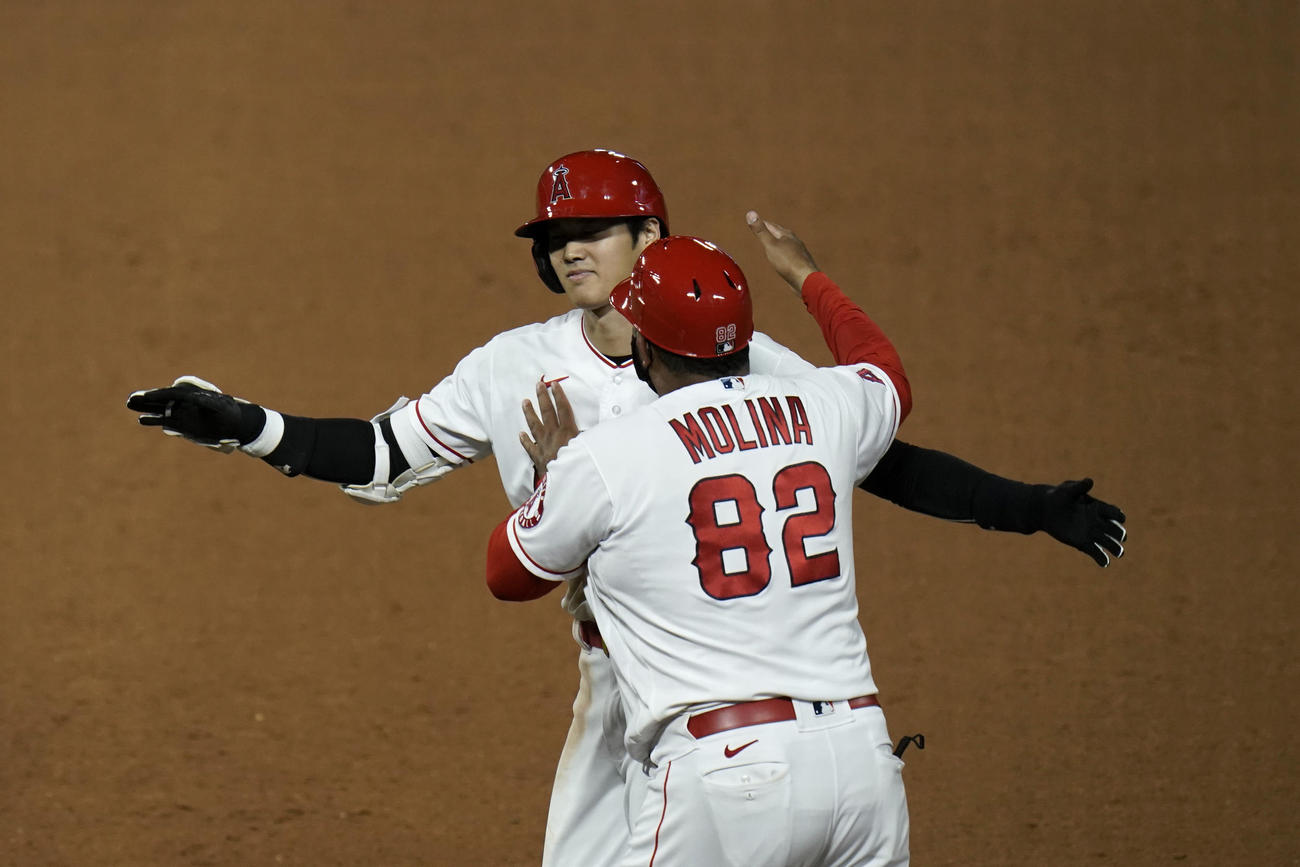 サヨナラ安打を放った大谷はモリーナコーチに祝福される（AP）