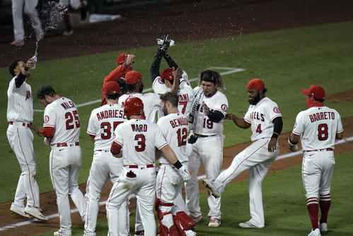 大谷の安打でサヨナラ勝ちし喜ぶエンゼルスナイン（AP）