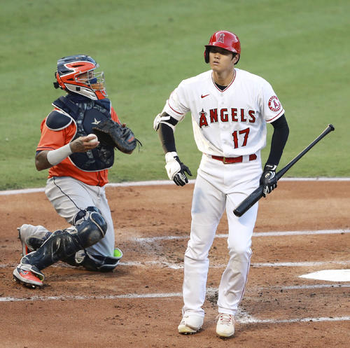 アストロズ戦の1回、四球を選んだエンゼルス大谷（共同）