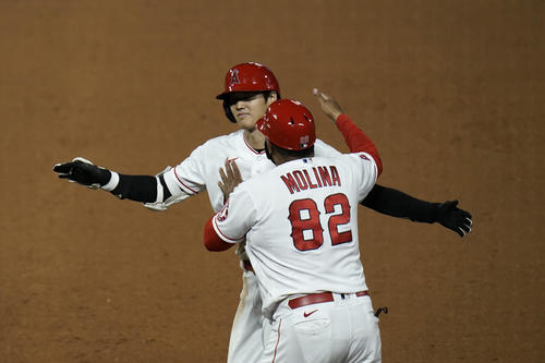 サヨナラ安打を放った大谷はモリーナコーチに祝福される（AP）