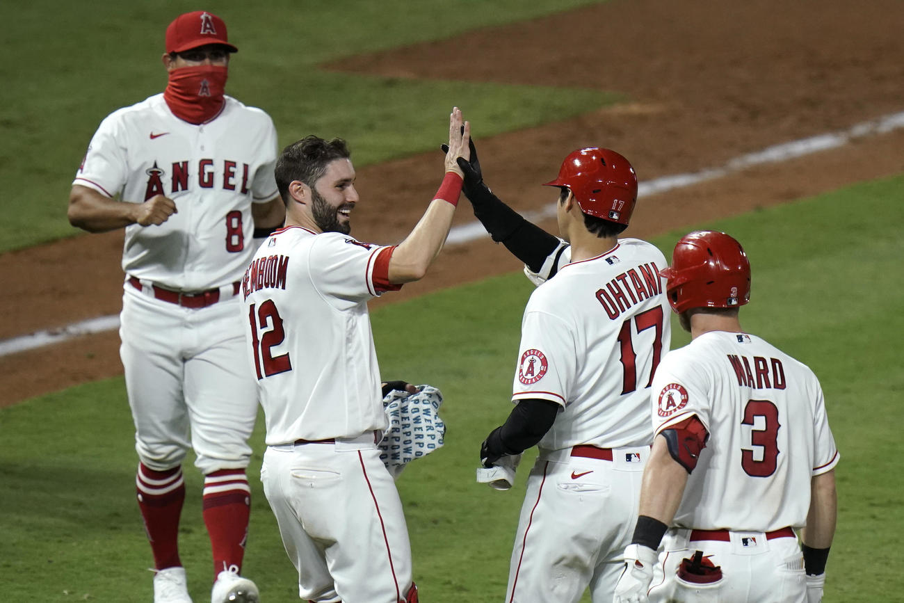 11回、サヨナラ安打を放ち仲間とタッチする大谷（AP）