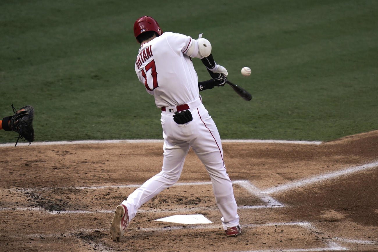 1回、左前適時打を放つ大谷（AP）