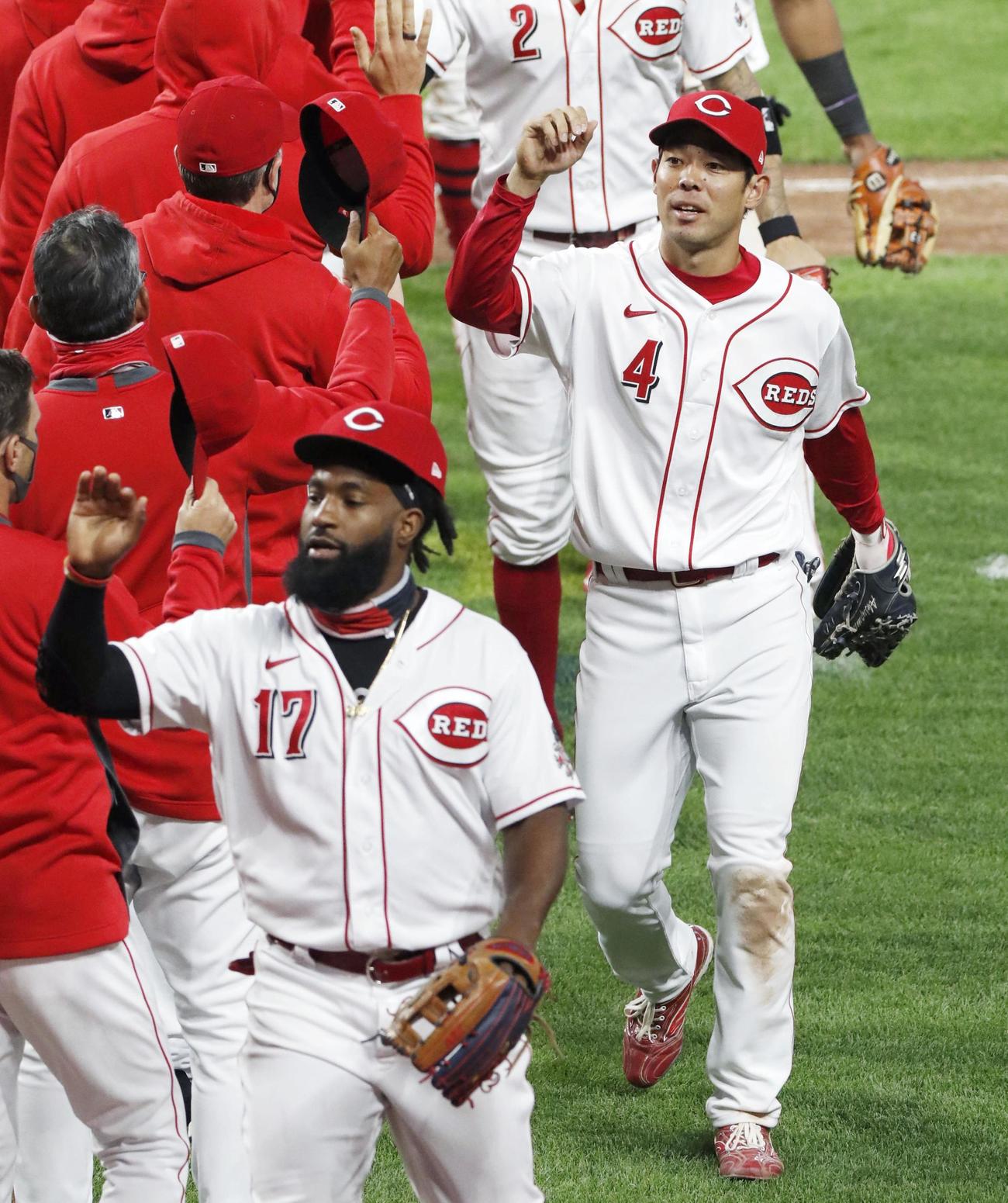 ホワイトソックスに勝利し、チームメートとタッチを交わすレッズ秋山（共同）