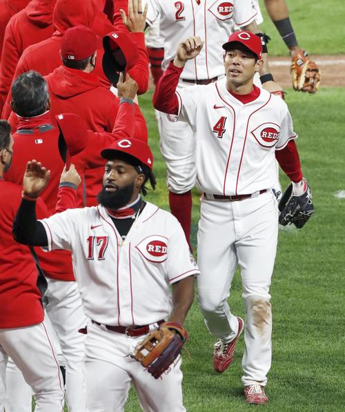 ホワイトソックスに勝利し、チームメートとタッチを交わすレッズ秋山(共同)