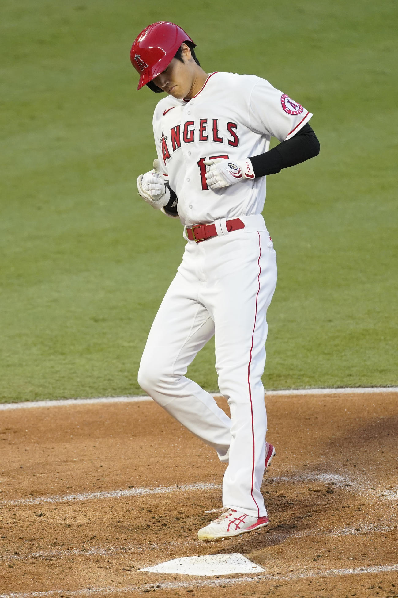 2回、6号ソロを放ち生還する大谷（AP）