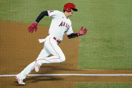 5回、一塁走者の大谷は三塁を回って本塁へ向かう（AP）