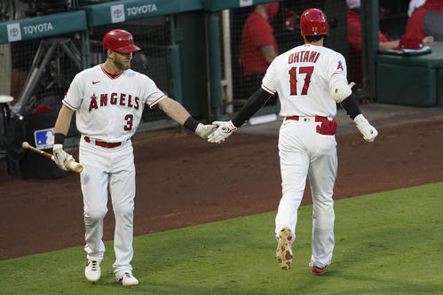 2回、6号ソロを放ち出迎えられる大谷（AP）