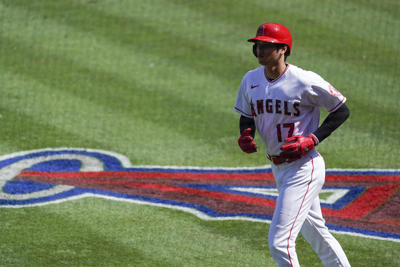 2回、ダッグアウトに向かう大谷（AP）