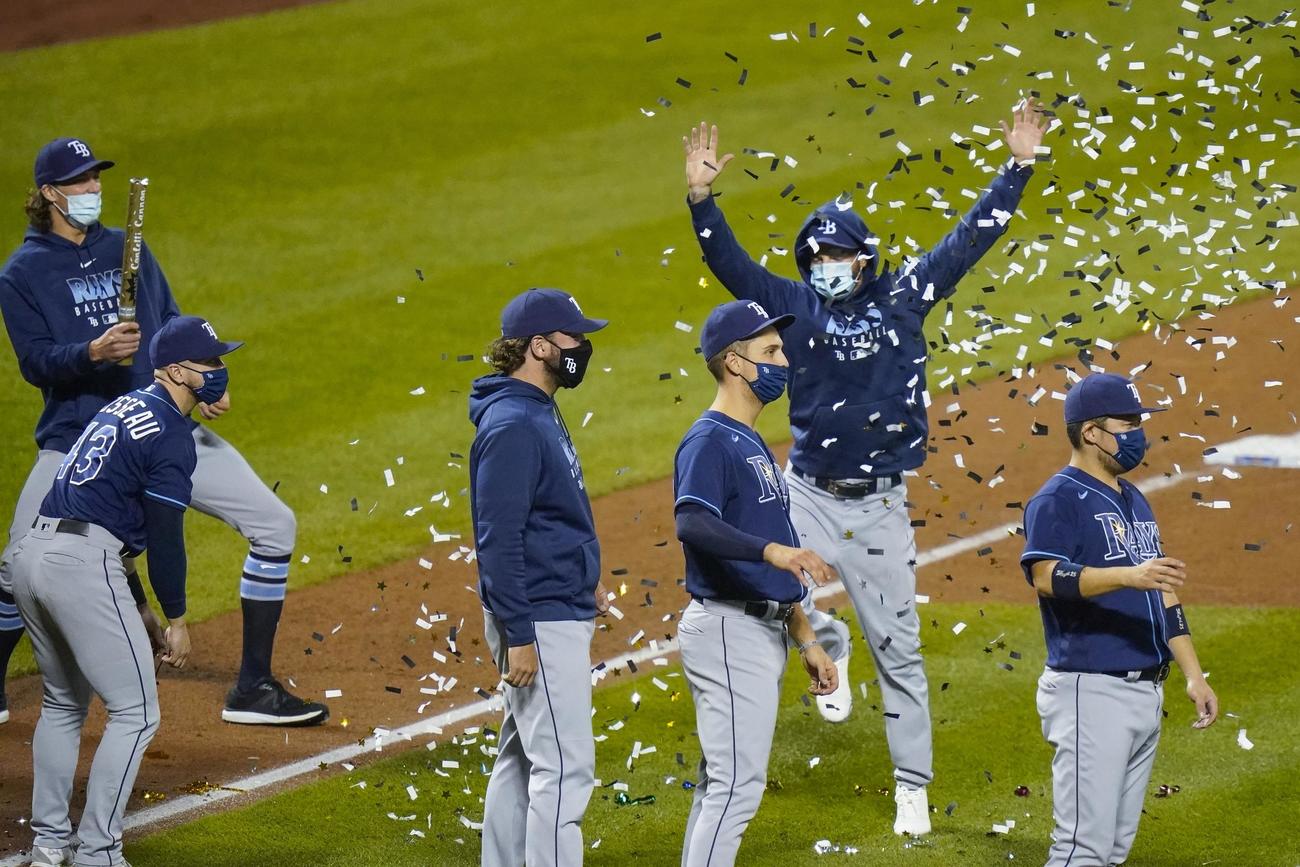 メッツに勝ち、ア・リーグ東地区優勝を決めて喜ぶレイズの筒香（右端）ら（AP）