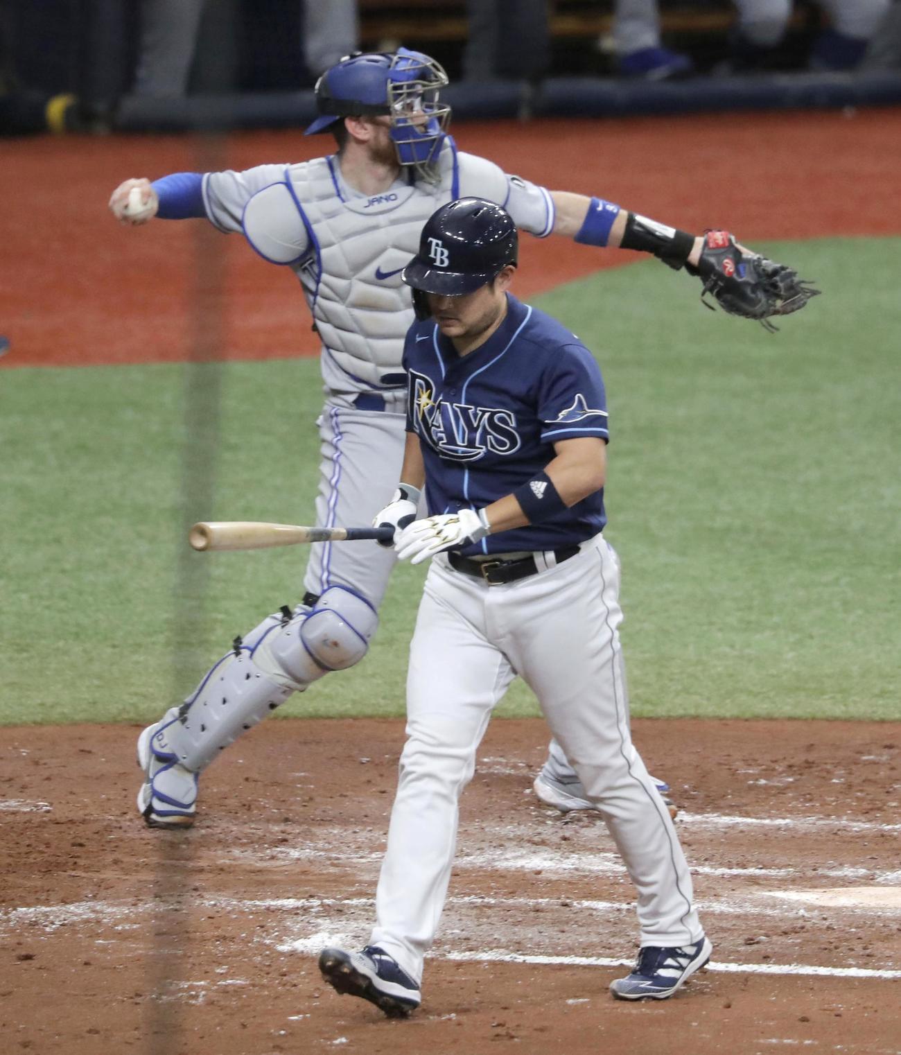 ブルージェイズ戦の3回、空振り三振に倒れたレイズ筒香（共同）