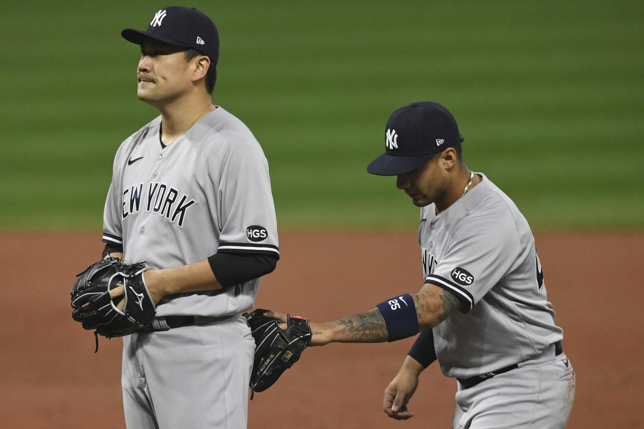 5回、トーレスから激励される田中（AP）
