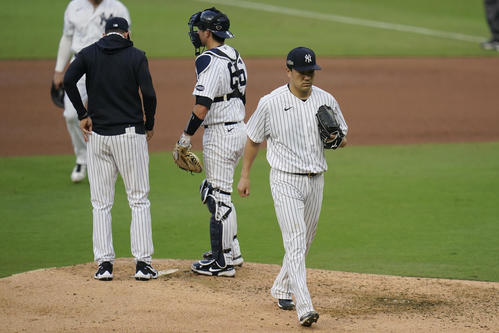 5回、5点目を失い降板する田中(AP)