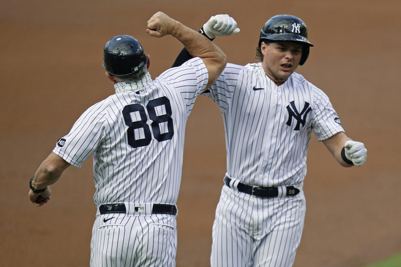 2回、先制弾を放ち喜ぶヤンキースのボイト（右）（AP）