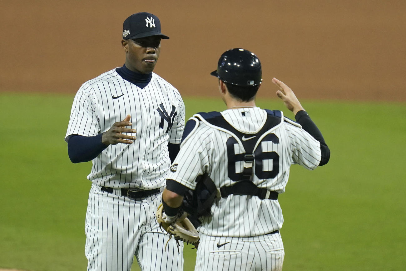第4戦に勝利したヤンキースのチャプマンとヒガシオカのバッテリー（AP）