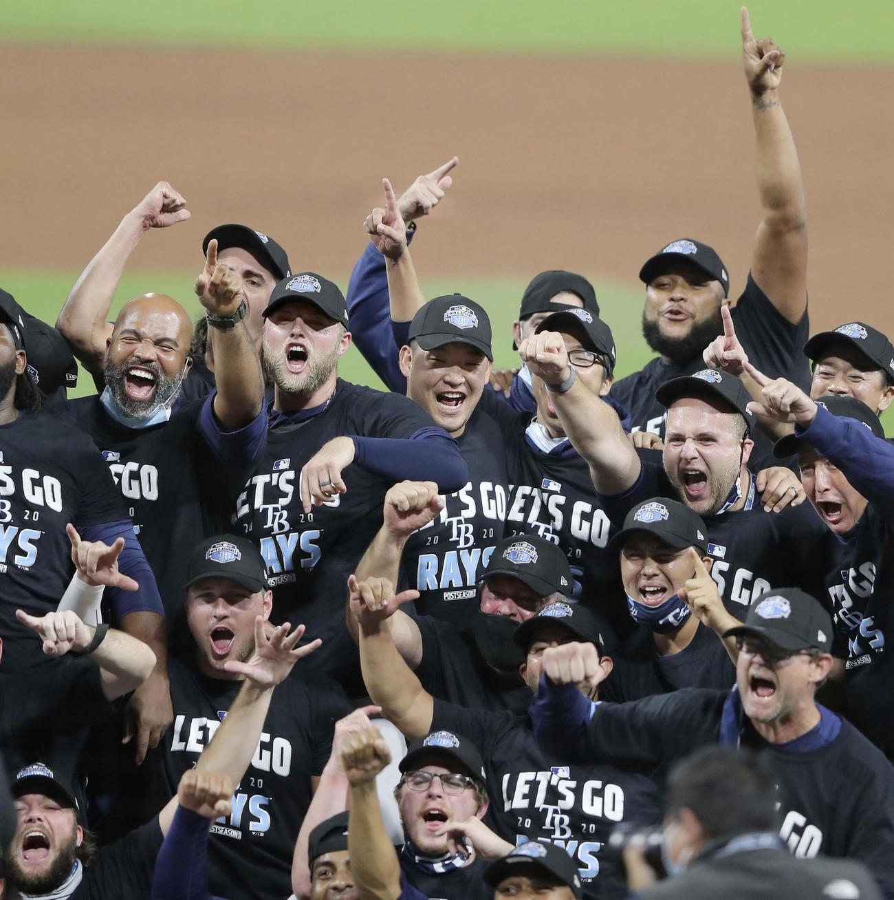 ヤンキースを破ってリーグ優勝決定シリーズ進出を決め、記念撮影で笑顔を見せるレイズ筒香（後方中央）ら（共同）