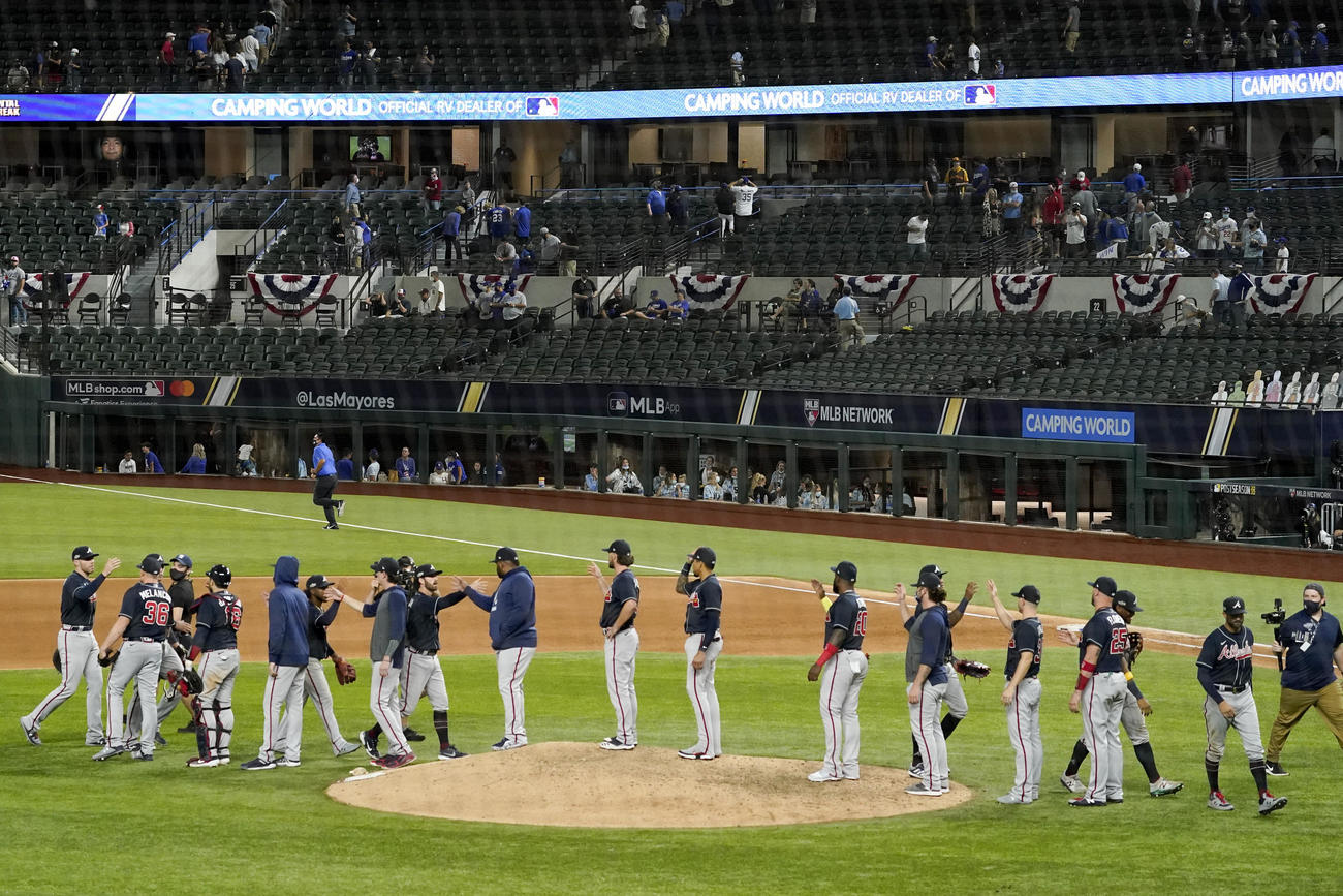 ドジャースに連勝し、タッチを交わすブレーブスの選手ら（AP）