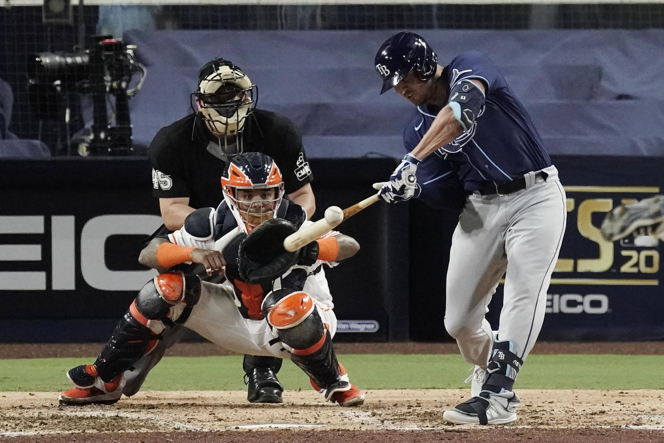 6回、2点適時二塁打を放つレイズ・レンフロー（AP）