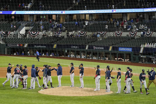 ドジャースに連勝し、タッチを交わすブレーブスの選手ら（AP）