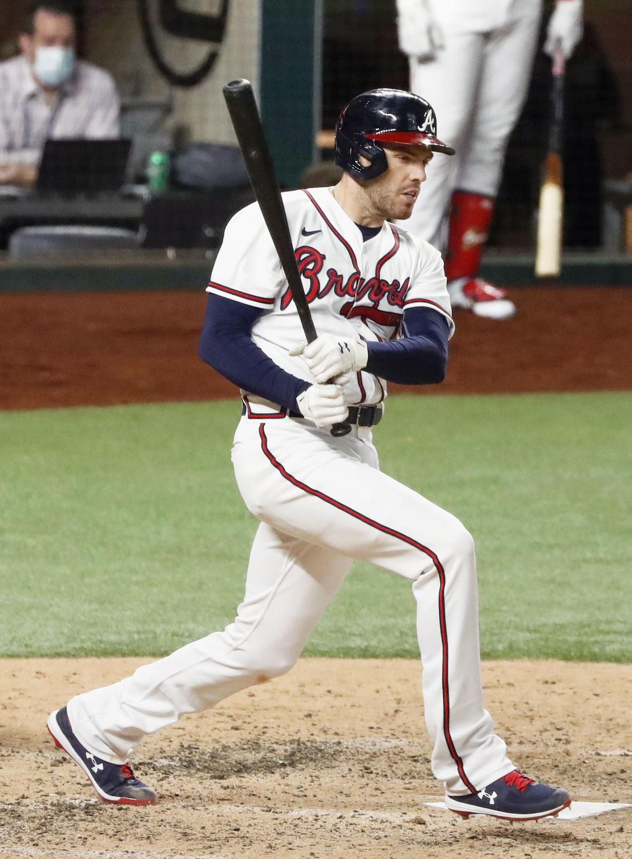 ドジャース戦の6回、勝ち越しの適時二塁打を放つブレーブスのフリーマン（共同）