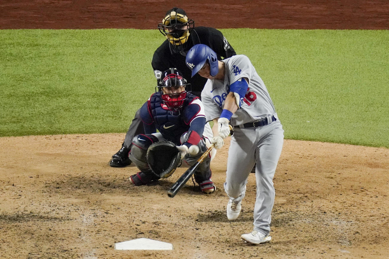6回、逆転3ランを放つドジャースのスミス（AP）