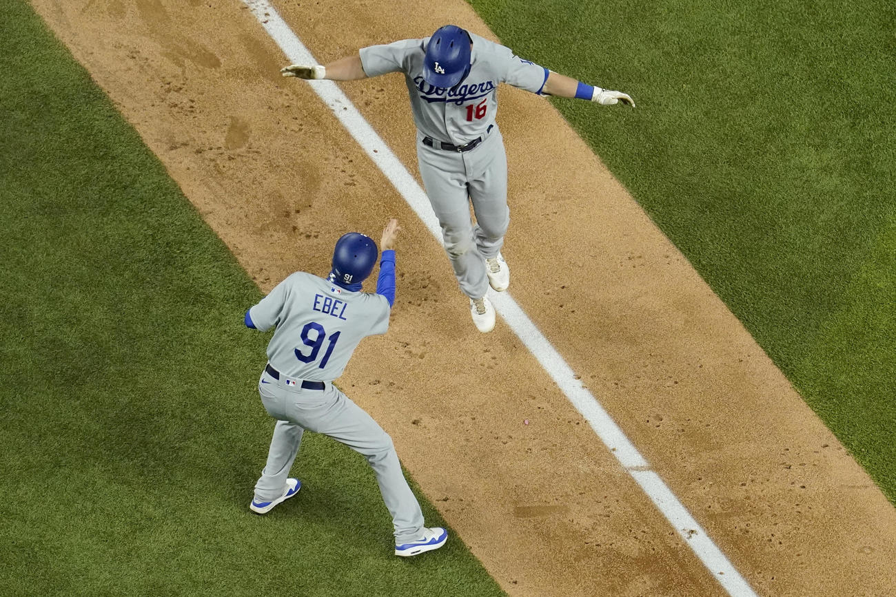 6回、逆転3ランを放ったドジャースのスミス（AP）