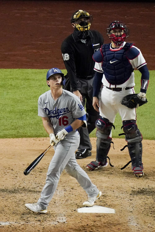 6回、逆転3ランを放つドジャースのスミス（AP）