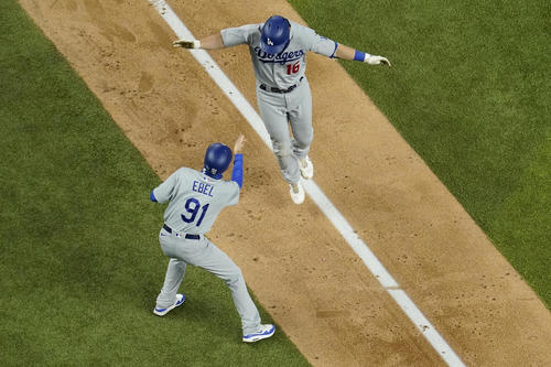 6回、逆転3ランを放ったドジャースのスミス（AP）