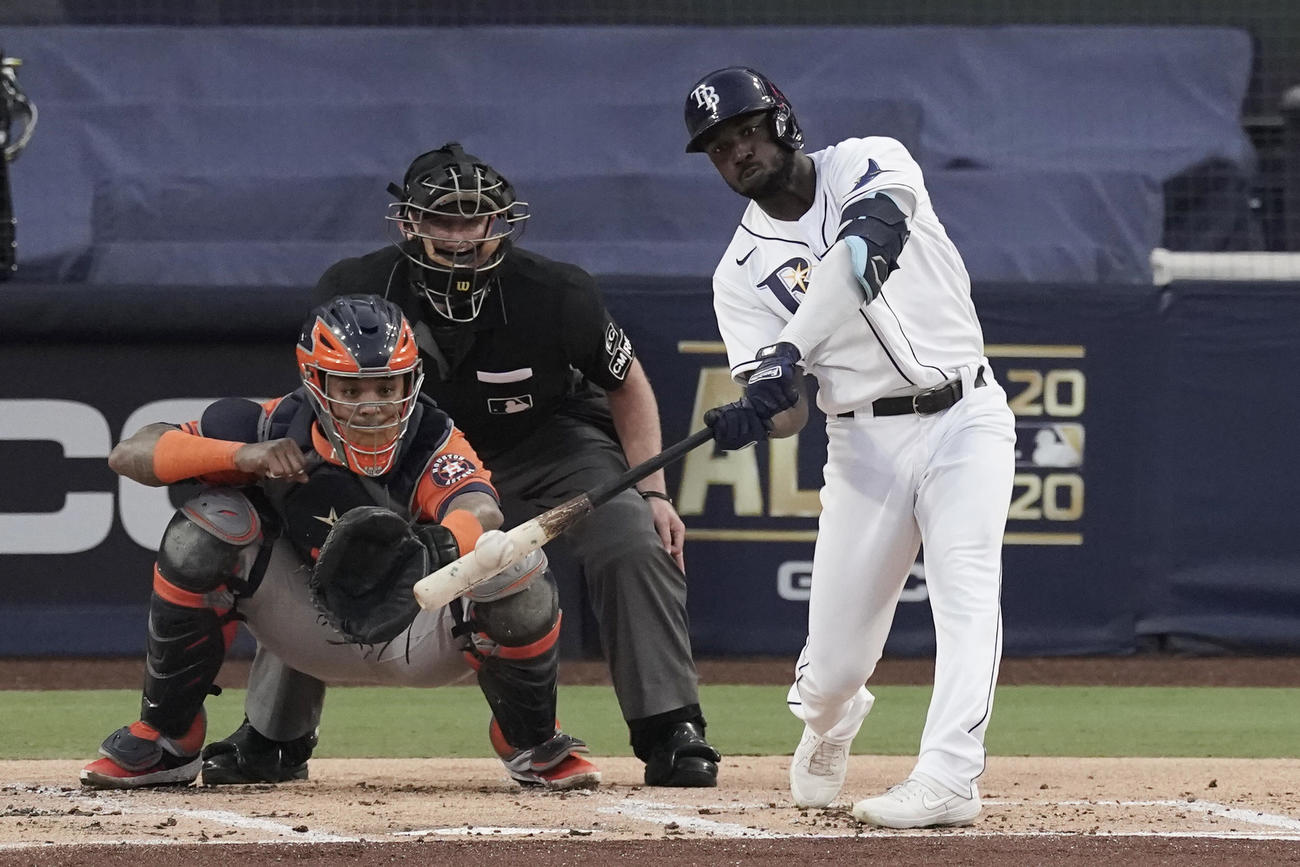 ア・リーグ優勝決定シリーズ第7戦　初回1死一塁、2ランを放つアロザレーナ（AP）