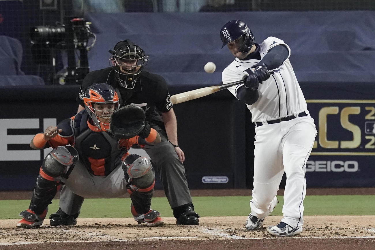 ア・リーグ優勝決定シリーズ第7戦　2回1死走者なし、ソロ本塁打を放つズニーノ（AP）