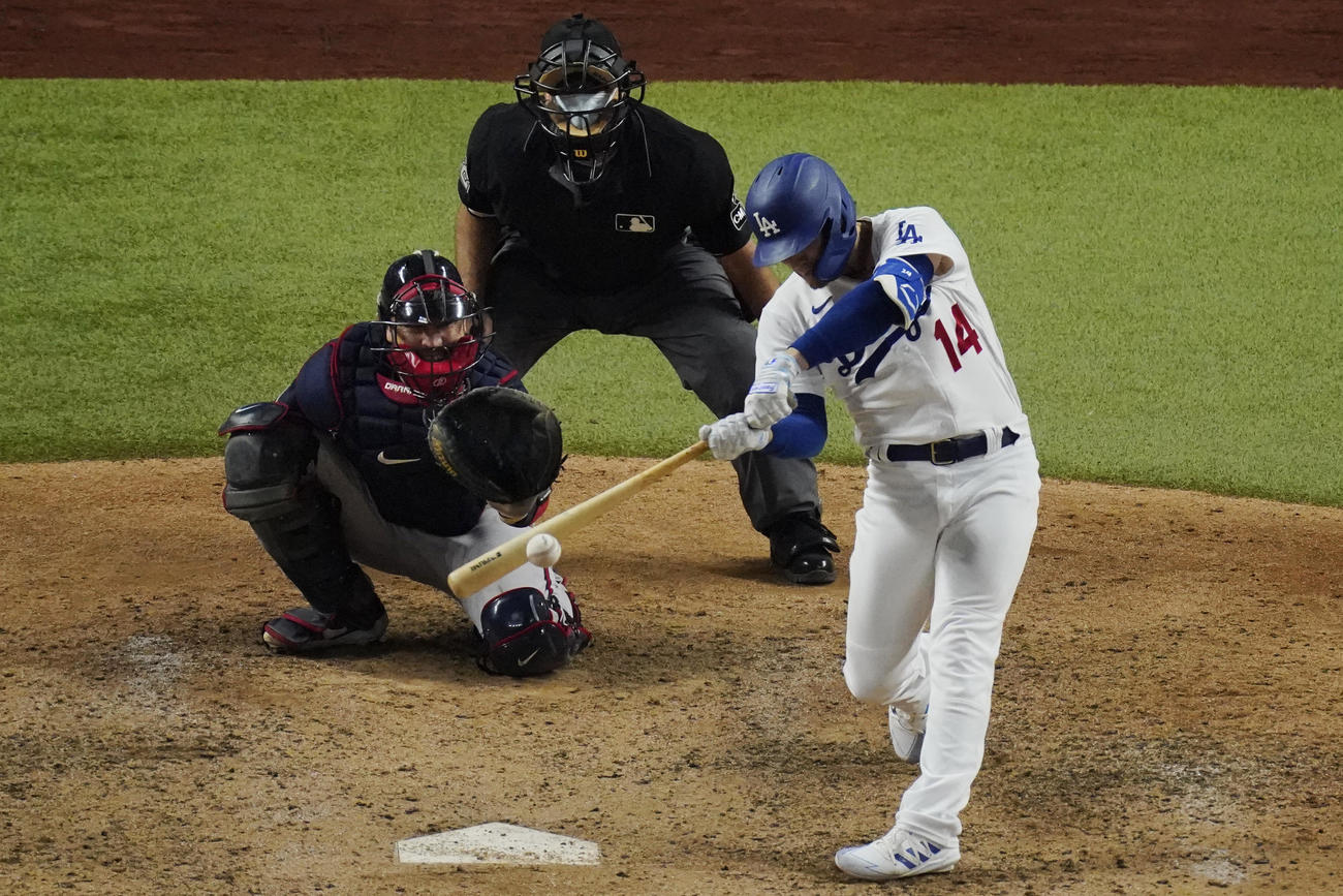 6回、同点本塁打を放つドジャース・ヘルナンデス（AP）