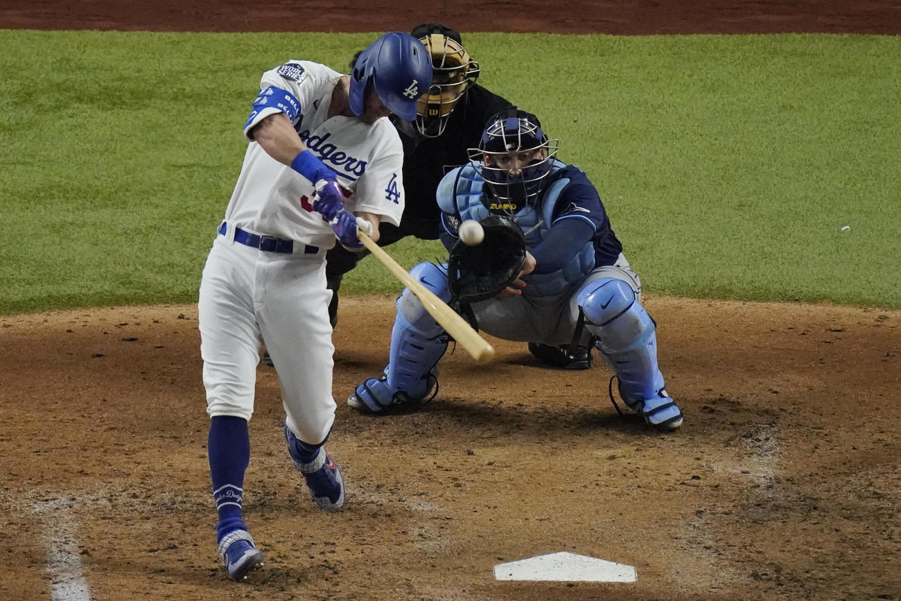 4回に先制2ランを放つドジャース・ベリンジャー（AP）