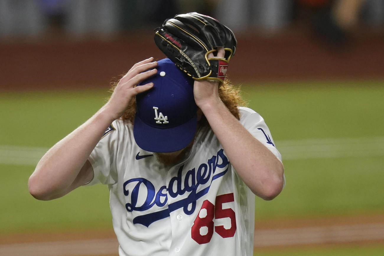 5回表、ローに2ランを浴び頭を抱えるドジャース・メイ（AP）