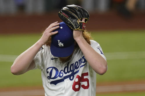 5回表、ローに2ランを浴び頭を抱えるドジャース・メイ（AP）