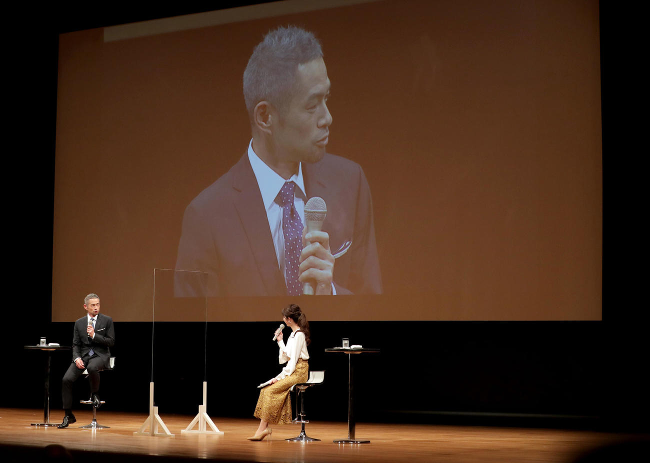 第73回新聞大会で講演するイチロー氏。右は三田フジテレビアナウンサー（撮影・前田充）