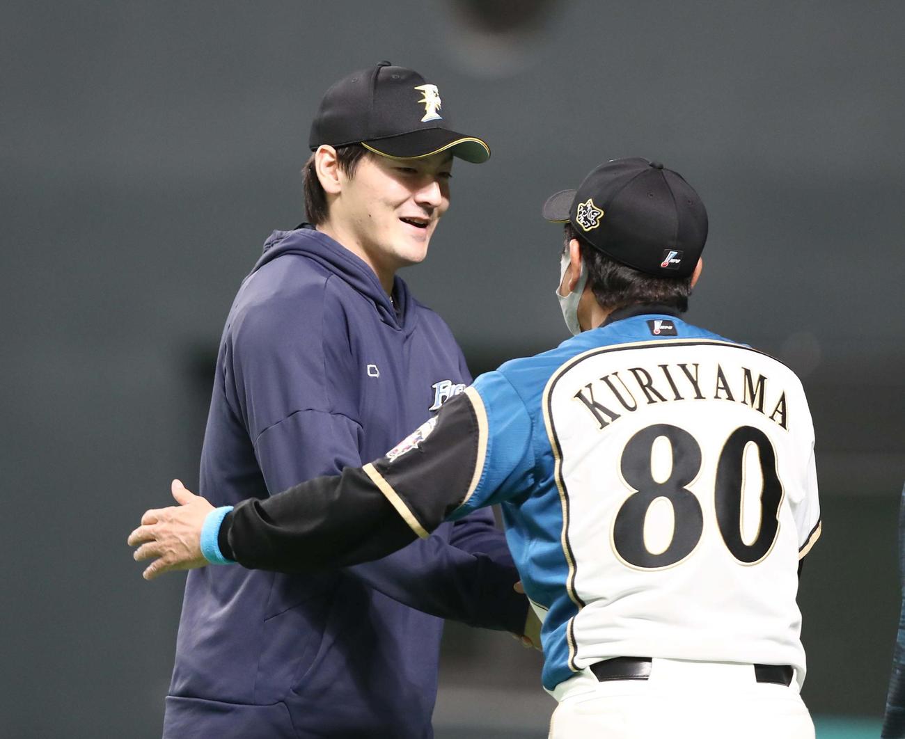 日本ハム対オリックス　試合後、栗山監督に出迎えられ笑顔の有原（2020年11月1日撮影）