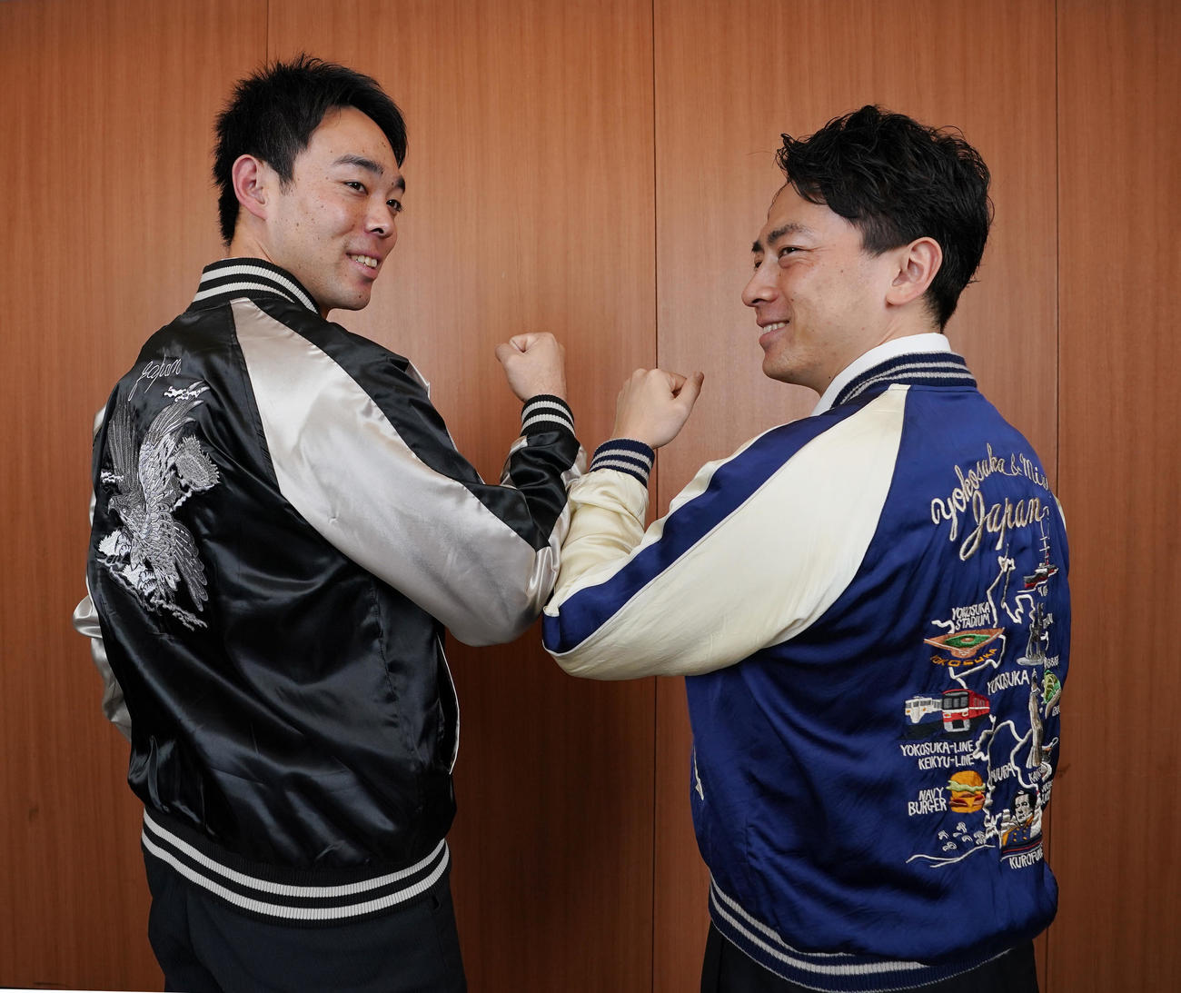愛用していスカジャンを身にまとい笑顔を見せるレッズ秋山（左）と小泉環境相（撮影・菅敏）