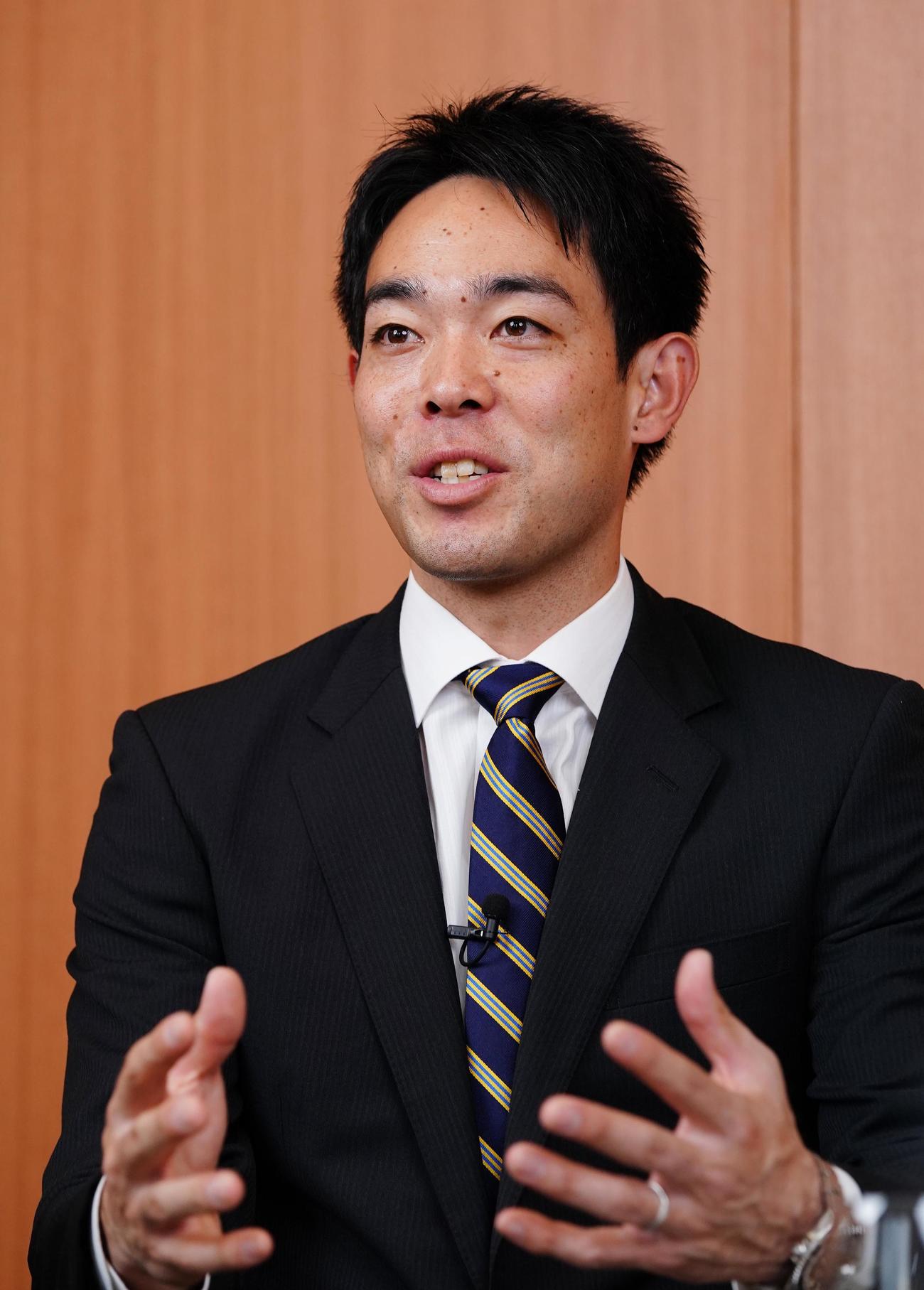 小泉環境相と対談するレッズ秋山（撮影・菅敏）