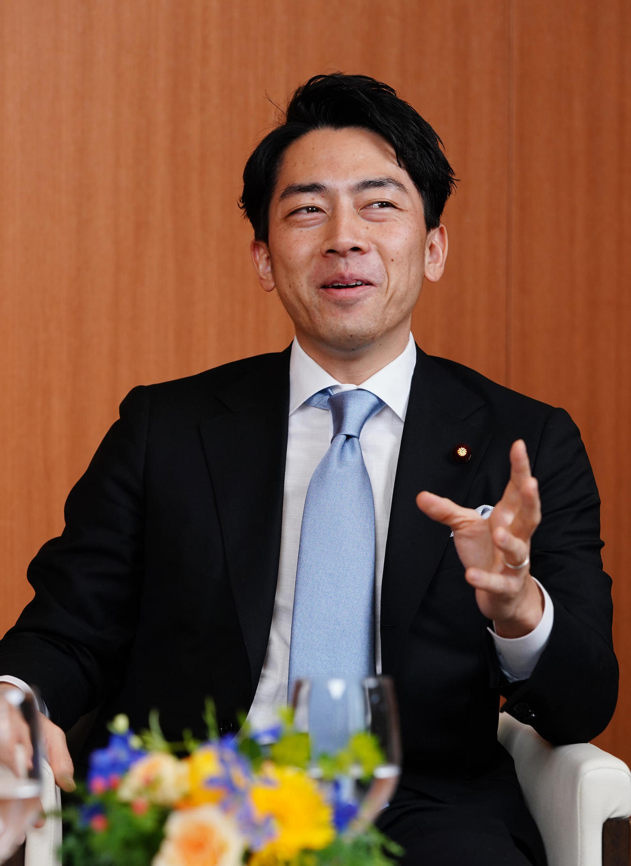 レッズ秋山と対談する小泉環境相（撮影・菅敏）
